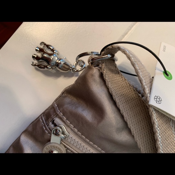 Kipling Keiko Metallic Glow crossbody/Shoulder bag in pale gold. - Picture 7 of 9